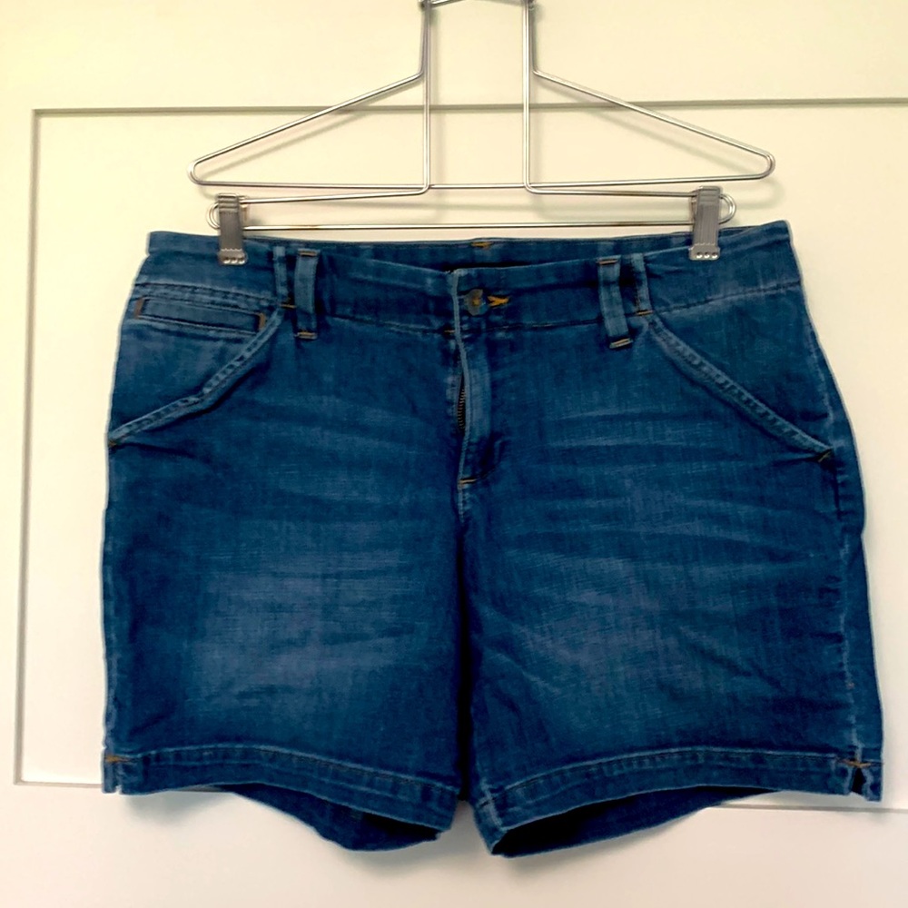 Lee mid rise size 12 shorts